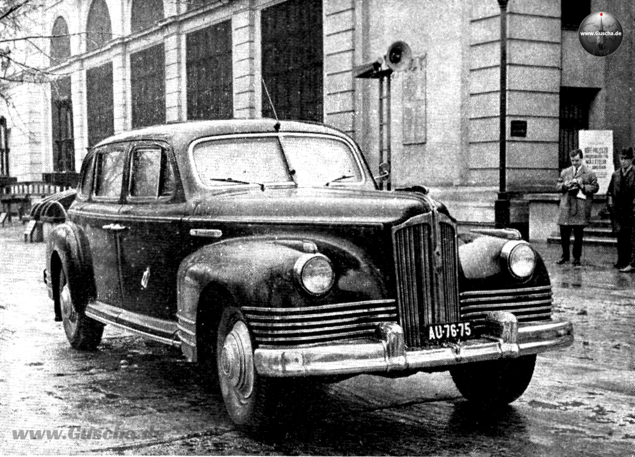 S/W-Aufnahme eines ZIS-115 auf regennasser Straße