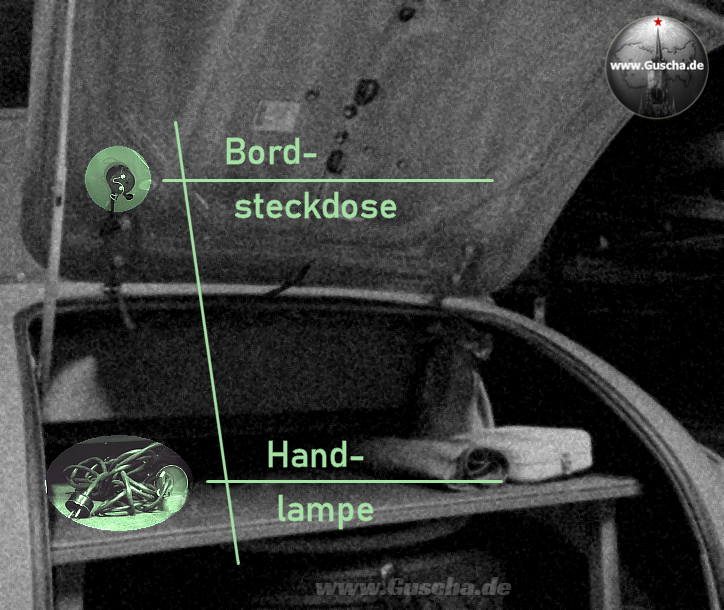 Geöffneter ZIS-110 Kofferraum im Dunkeln mit grünlich schimmernd hervorgehobener Steckdose und Handlampe