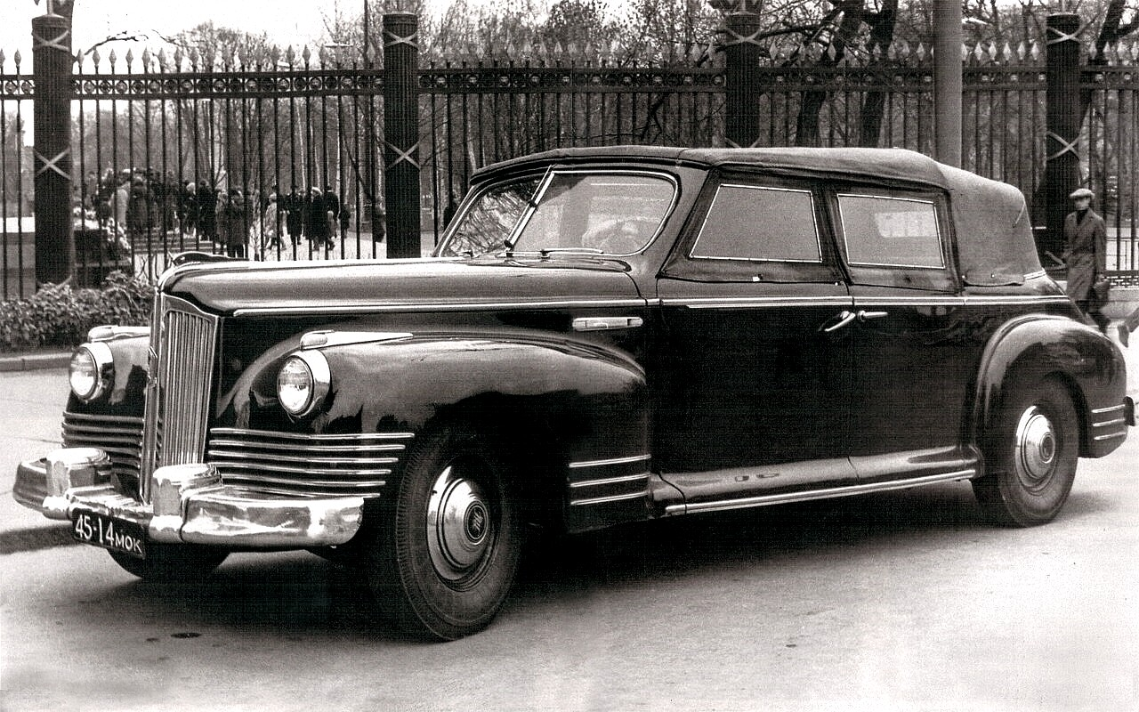 Protoptyp eines ZIS-110B mit einknöpfbaren Glasfenstern auf s/w-Foto