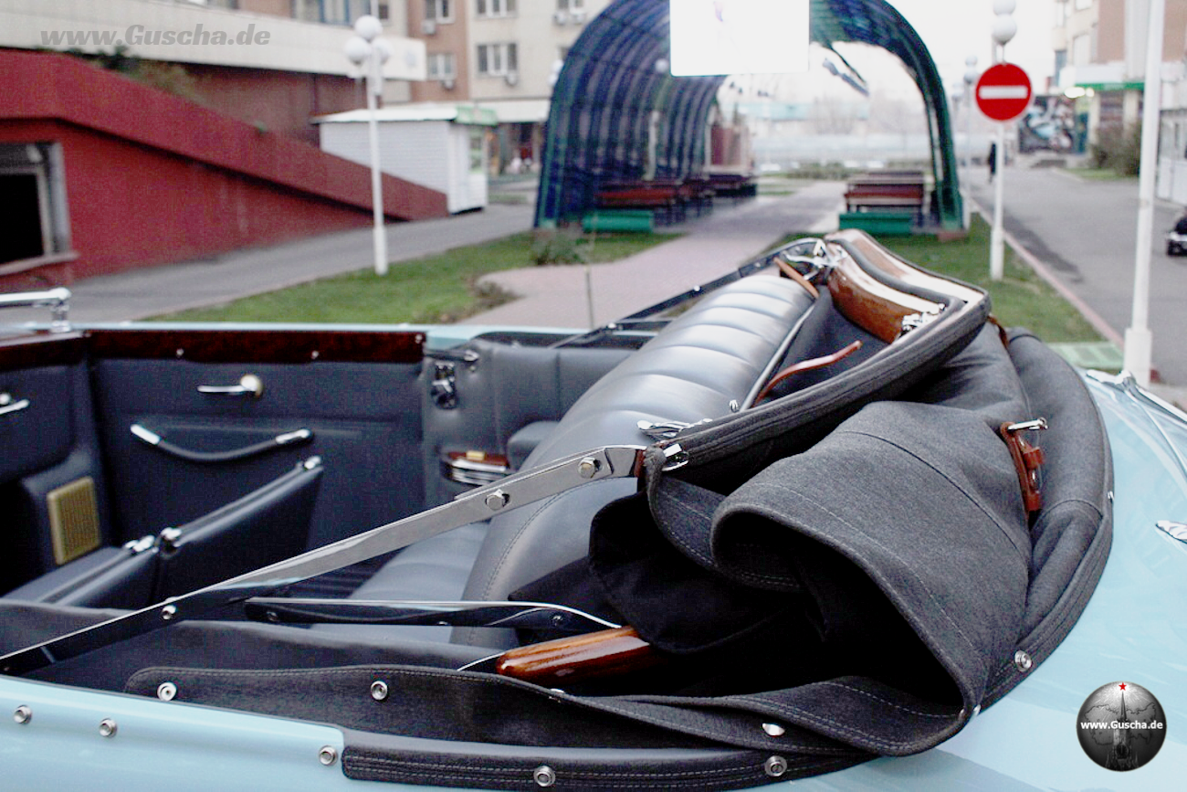 Druckknopfbefestigung des neuen Seitenverdecks am ZIS-110B Phaeton