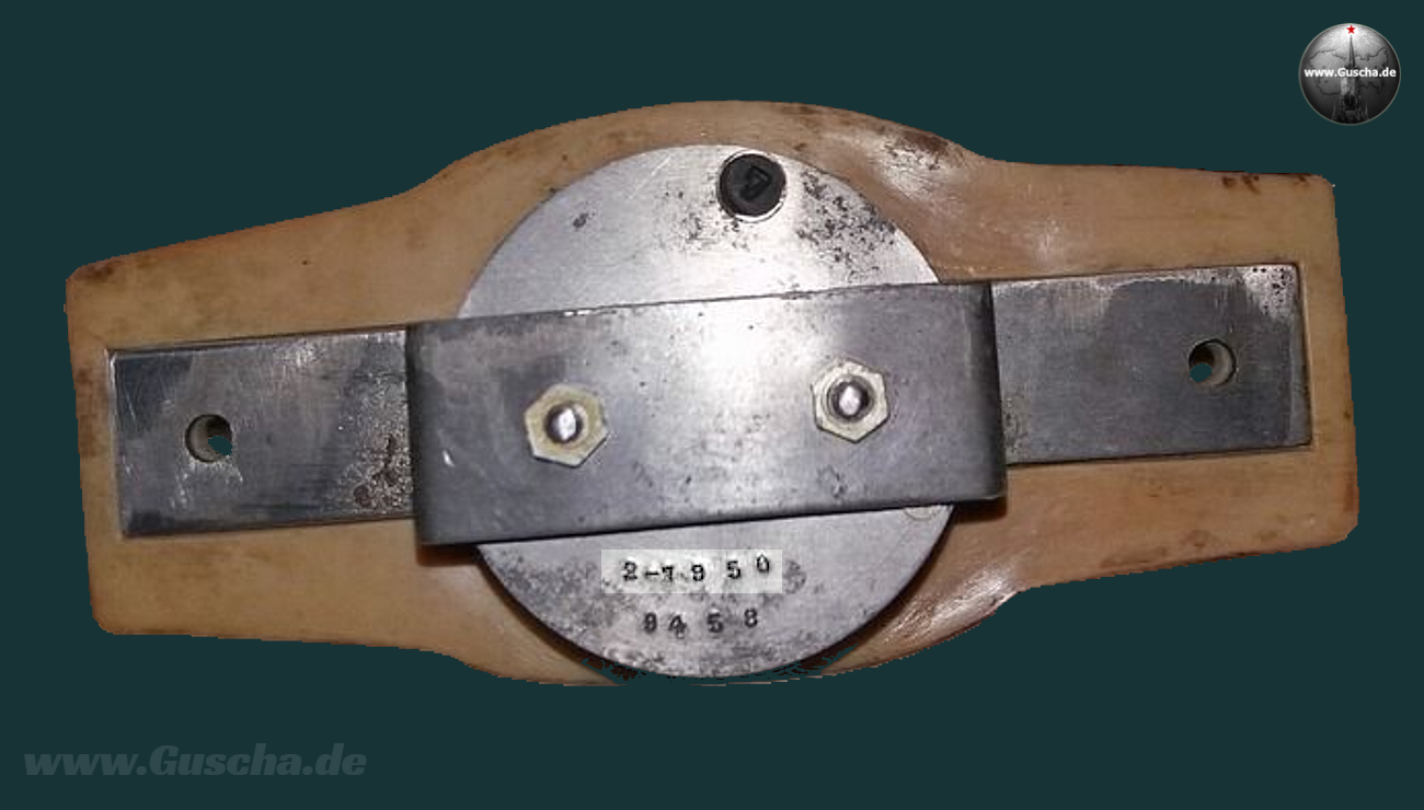 Rückwand einer IS-110 Borduhr mit metallischer Befestigung