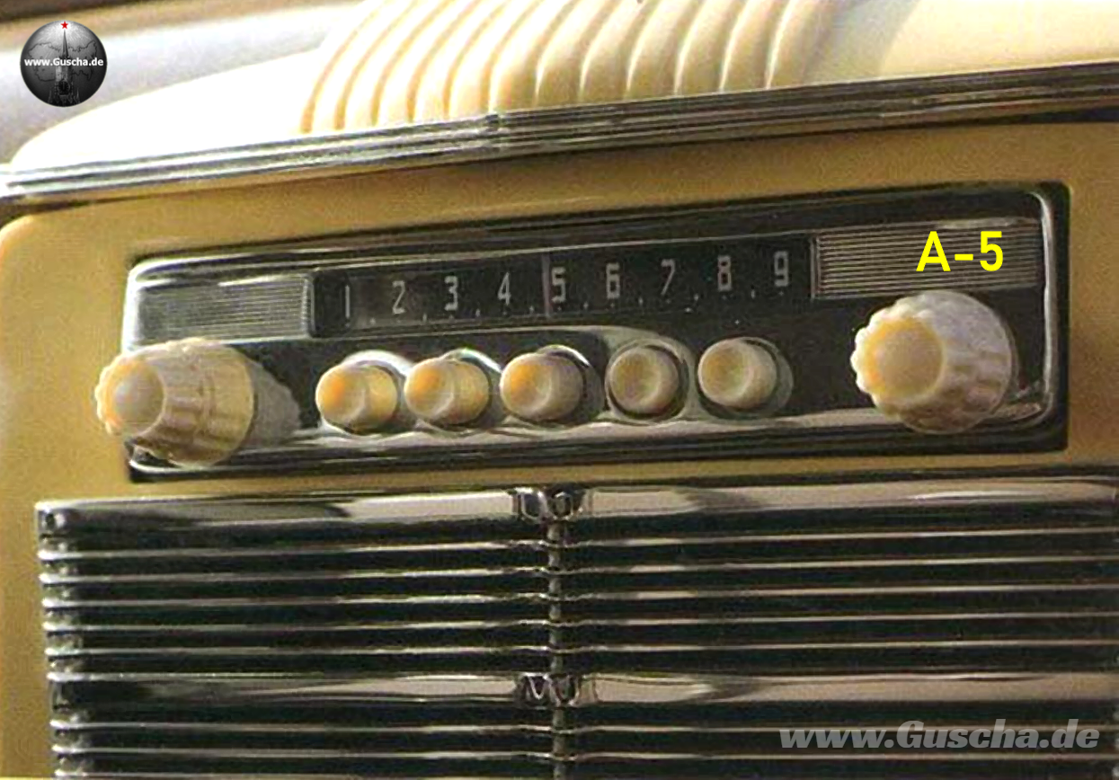 Farbfoto eines chromglänzenden und mit gelbliche Kunststoffteilen verblendeten Radios im ZIS-110