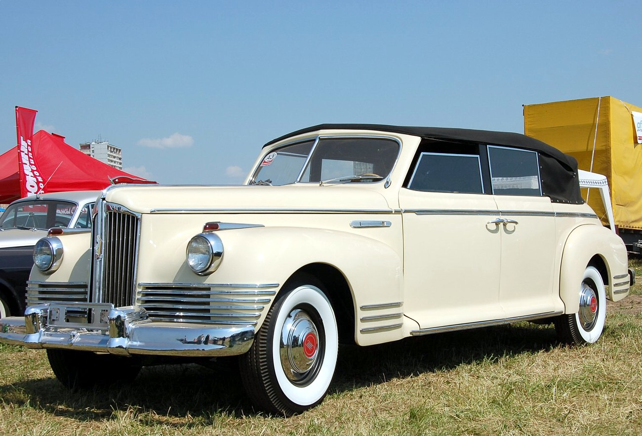 Gelblicher ZIS-110B mit verdecktem hinteren Seitenfenster in Moskau