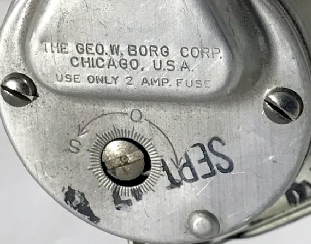 Metallische Rückseite eines Uhrenkörpers mit eingeprägter Herstellerkennzeichnung