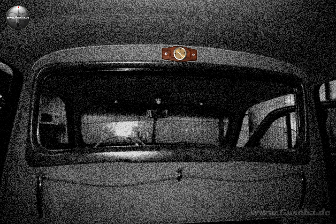 S/W-Foto einer ZIS-110 Trennwand mit farblich hervorgehobener Uhr