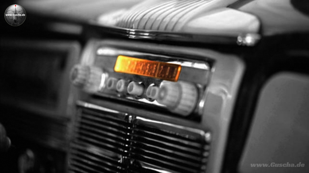 ZIS-110 Radio A-5 mit honiggelb beleuchtetem Display.