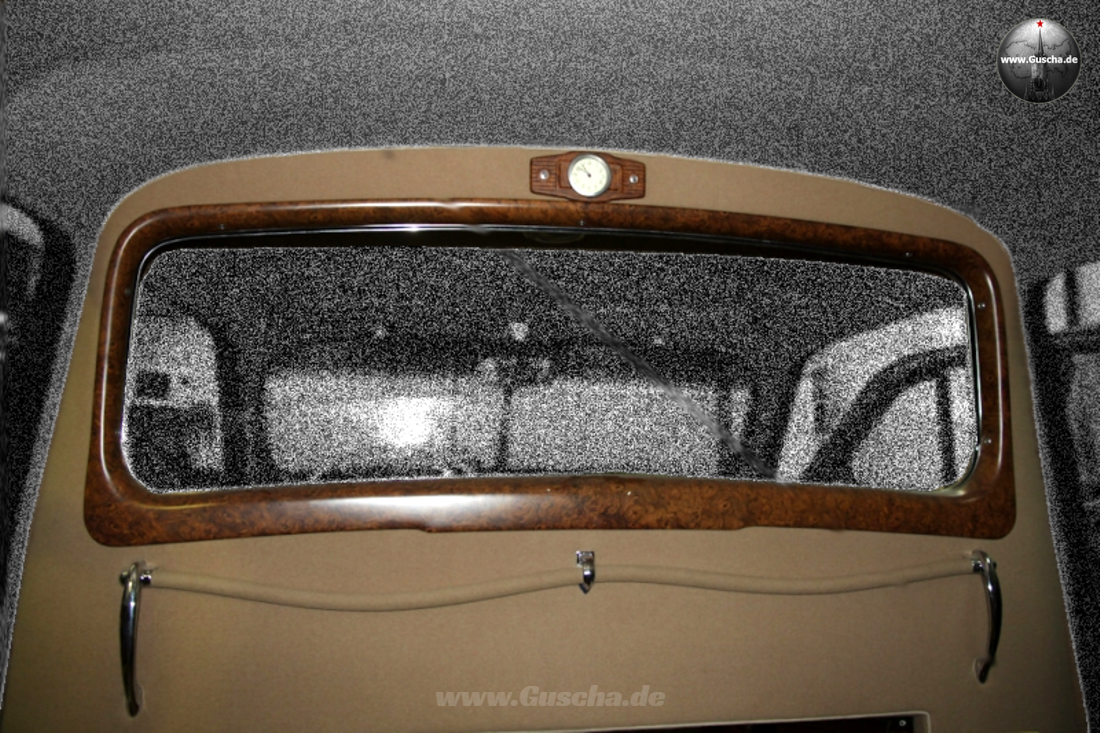 Braune Trennwand mit Uhr und grauem Hintergrund