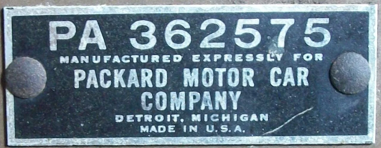 Packard OneEighty Philco Radio Typenschild PA-362575 in Frontansicht.