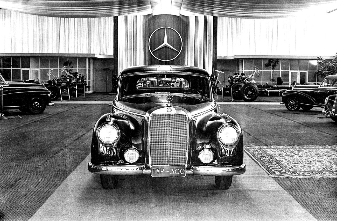Mercedes 300 s/w von vorne in großer Messehalle