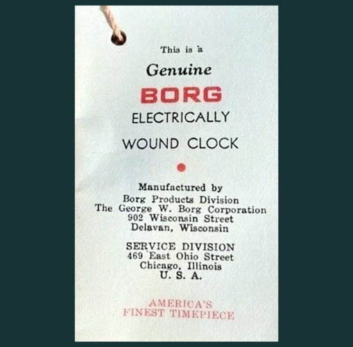 Grünlicher Pappanhänger eines Uhrenherstellers