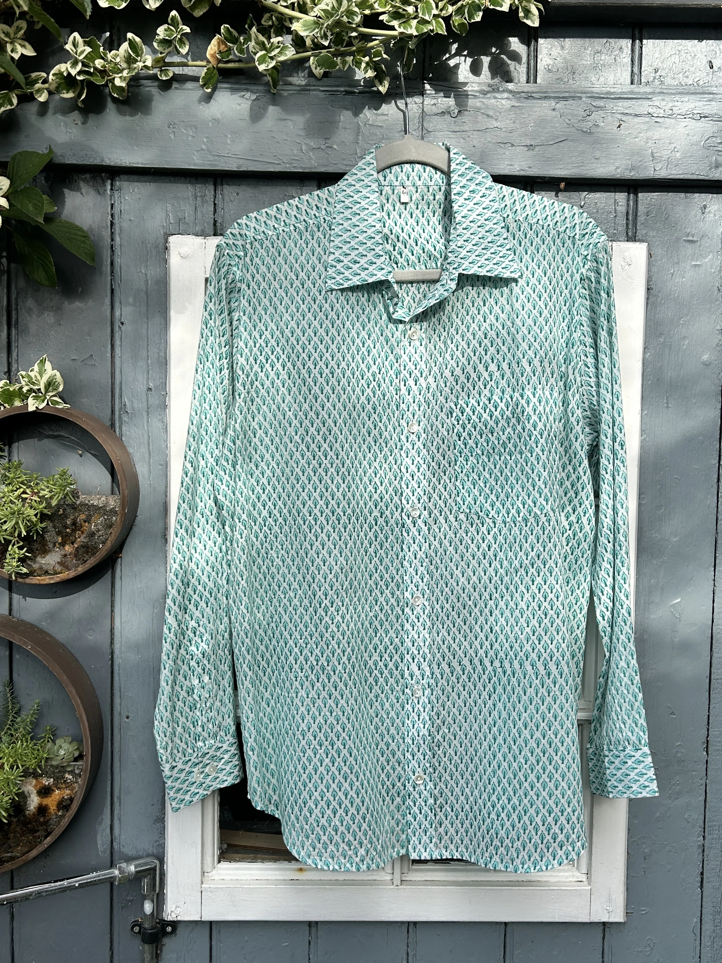 Men's shirt in a small geometric block printed pattern, Size L, SAMPLE