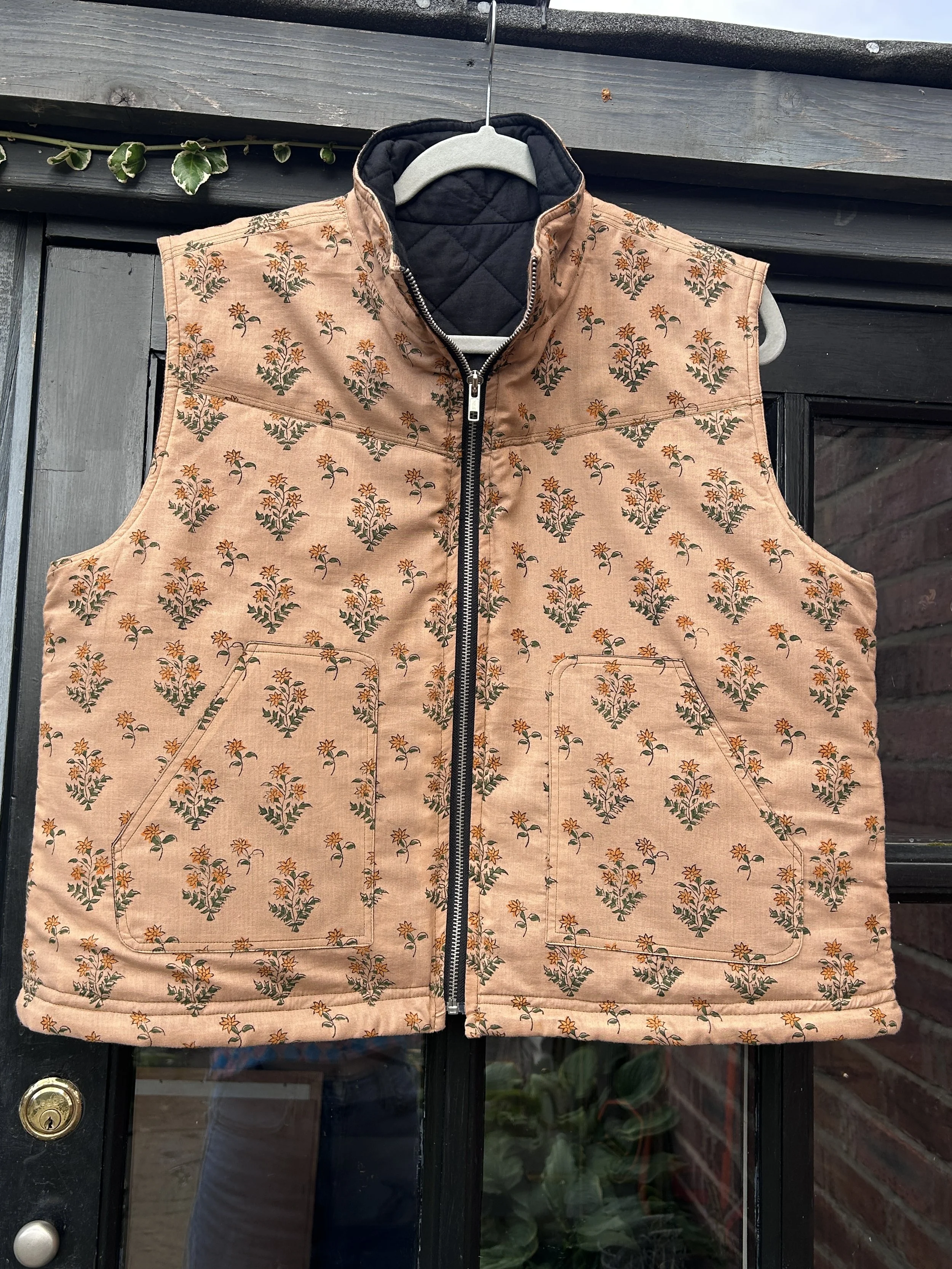 Carly Gilet in a floral block print, size L/XL, SAMPLE