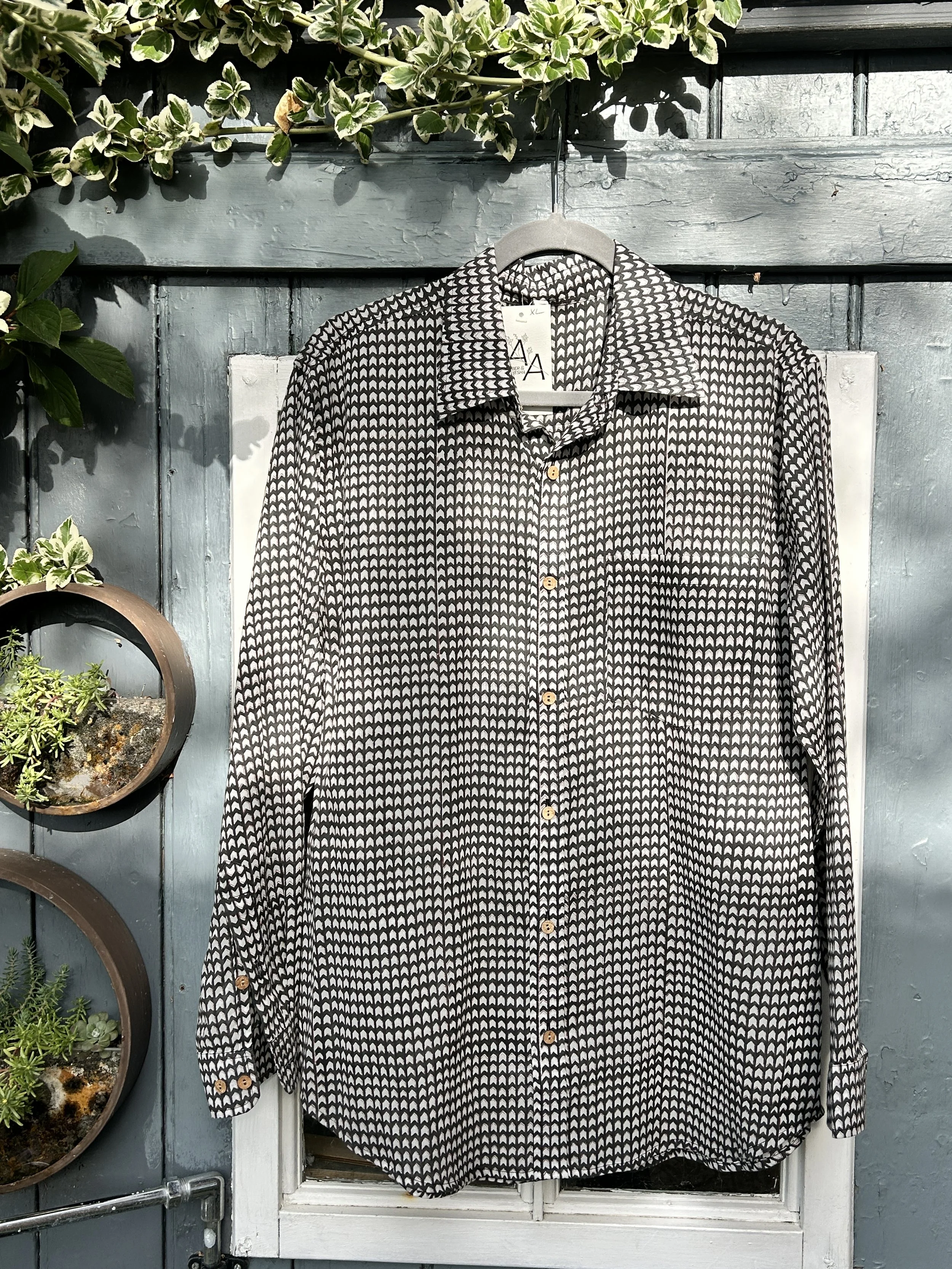 Men's shirt in geometric block print, M/L, SAMPLE