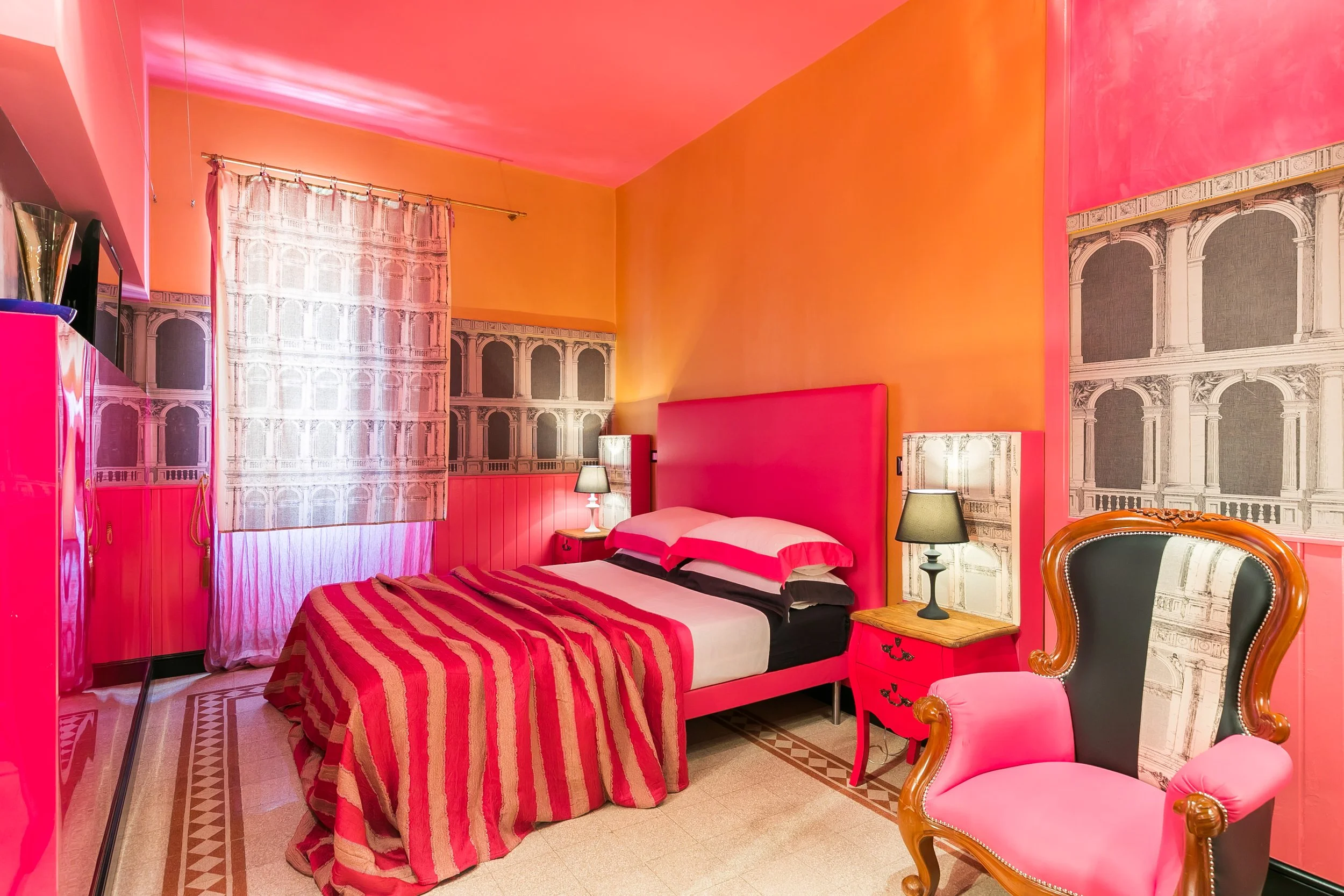 Two-bedroom family apartment with balcony near the Colosseum in Rome