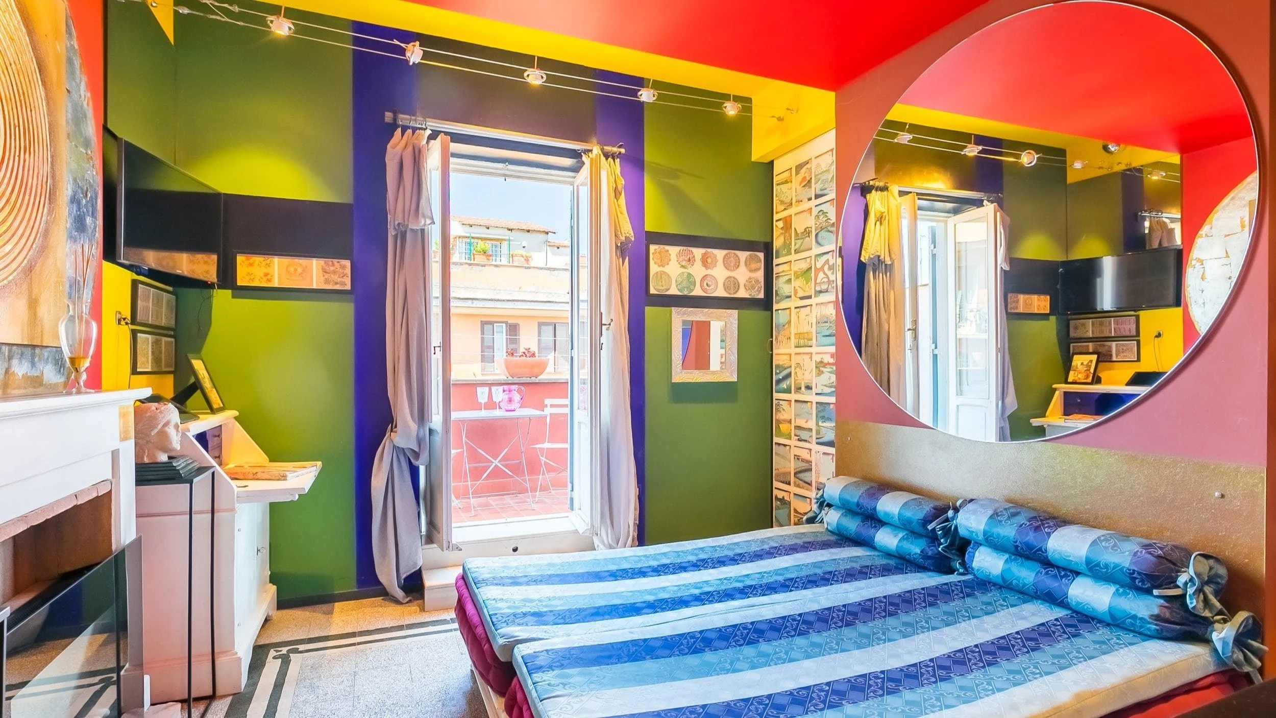 Bright living room of a vacation apartment near the Colosseum in Rome