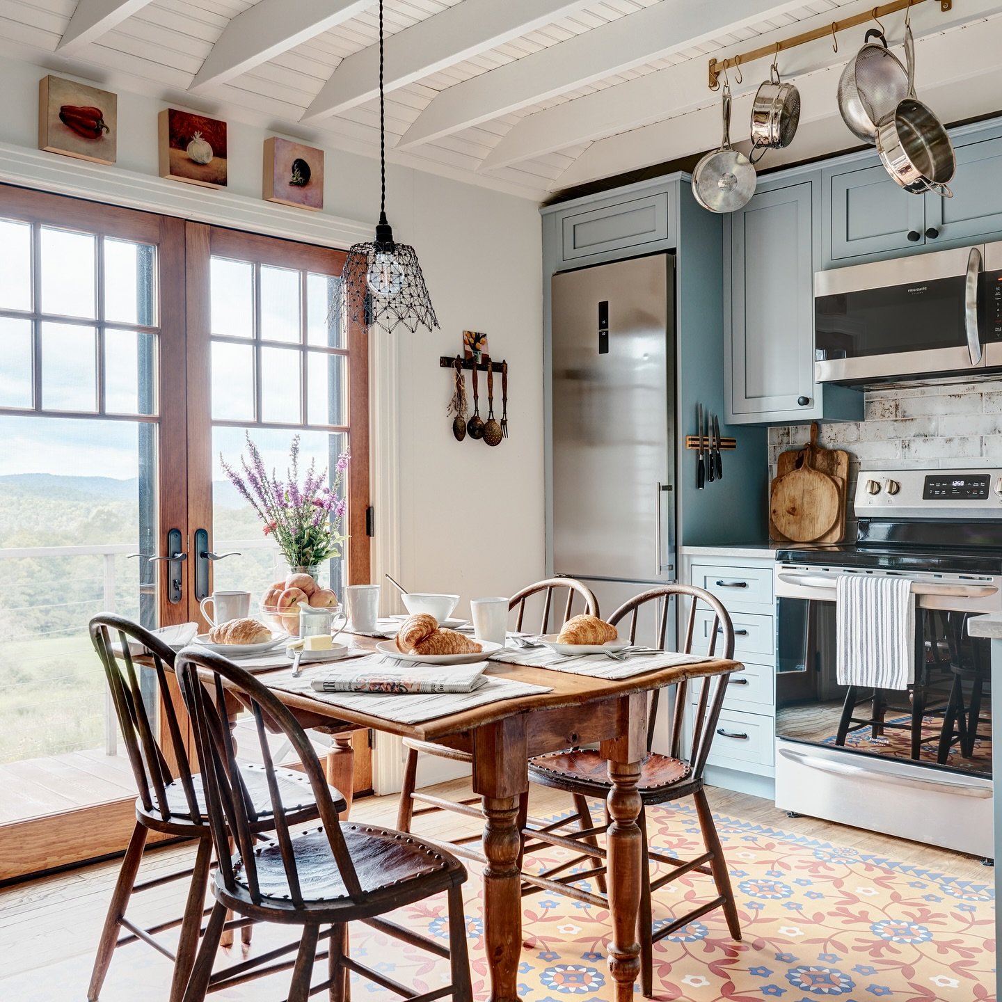 😍 Define: cozy. The Caretakers Cottage is the epitome of historic charm. This one-story cottage sleeps 6. It features a full kitchen, a living room, a screened-in porch, a deck, a washer/dryer, one full bath with a two-headed shower, one king bedroo
