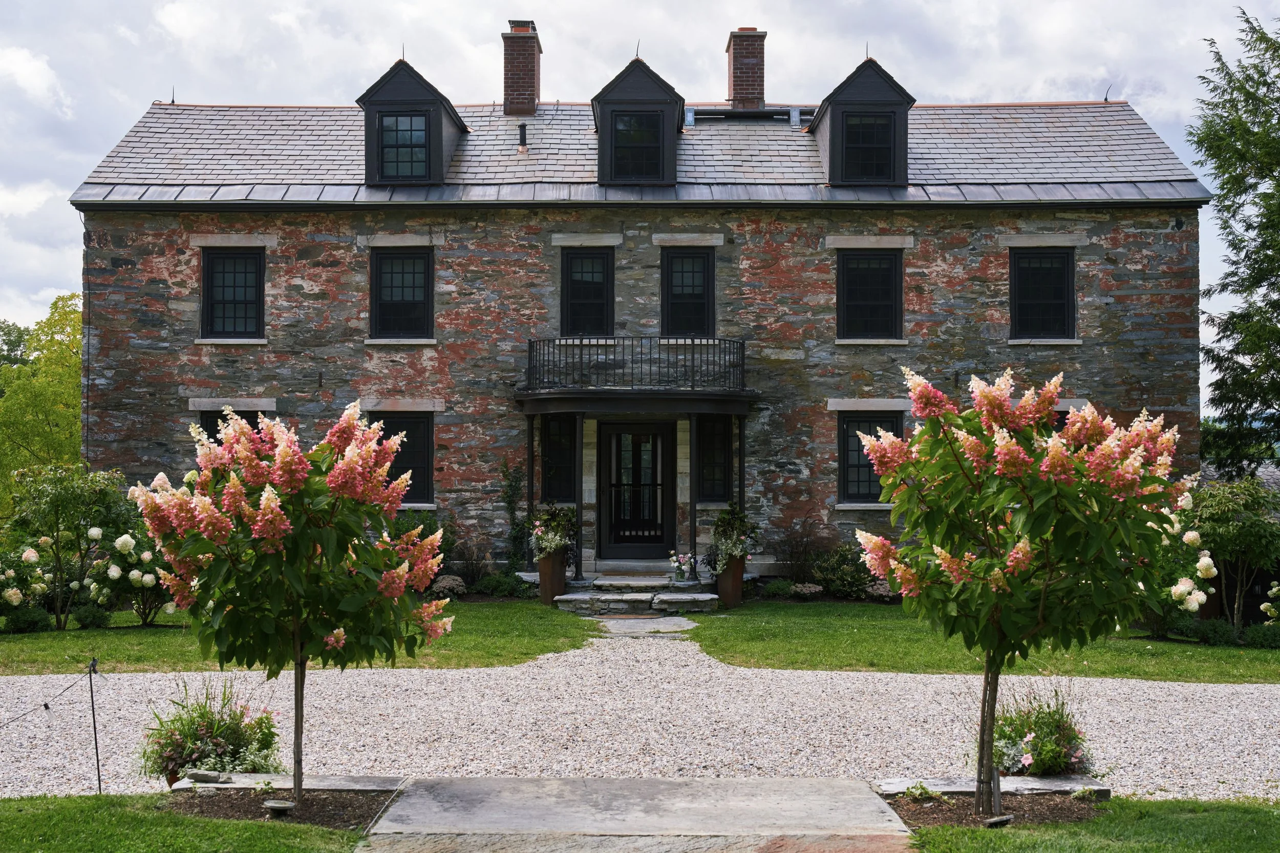 Why Couples Choose the Best Wedding Venues with Mountain Views?