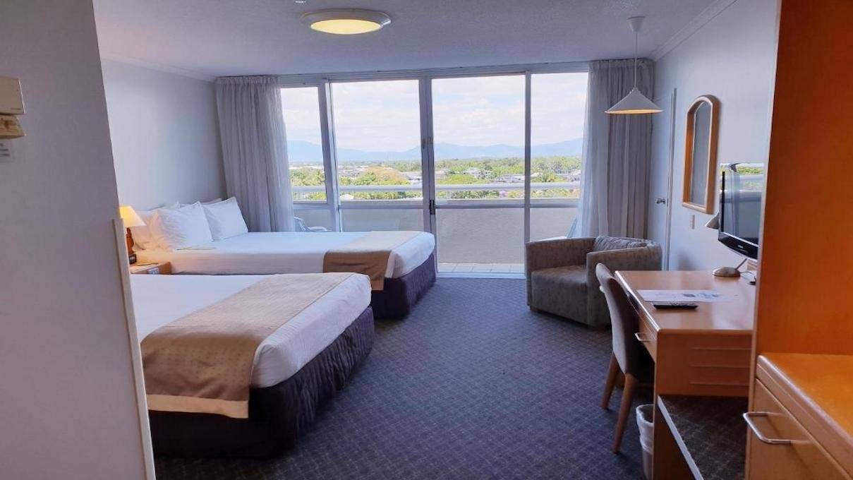 Holiday inn room.jpeg