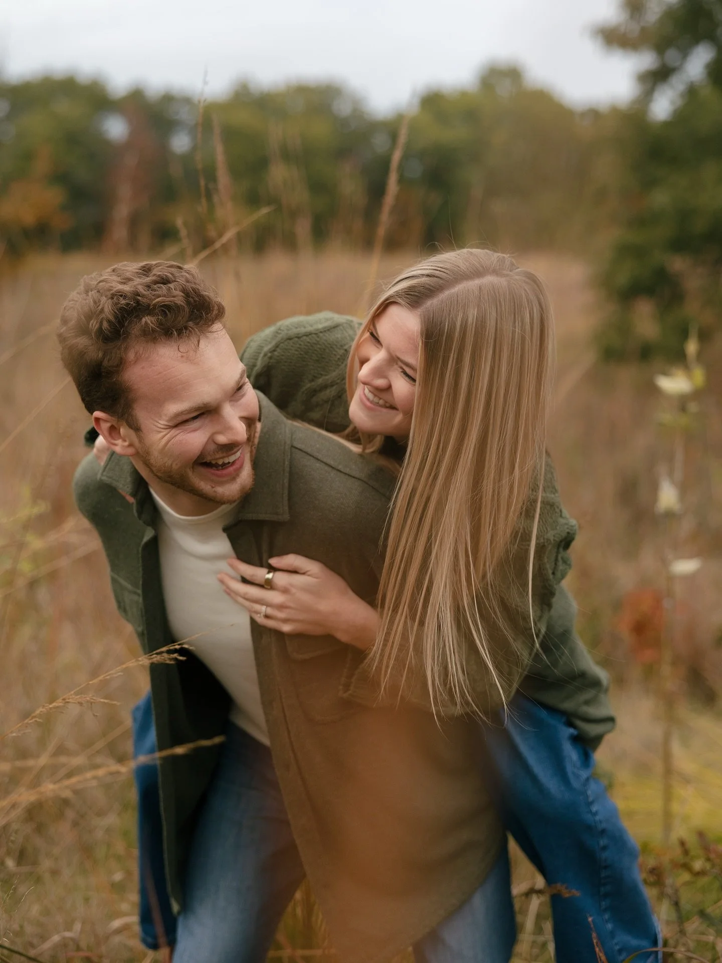 Always a fun time doing fall photos with the Gibsons! 🍂 

Our goal every year is to get at least one good photo with their dog, Ziva. So a big thank you to the birds behind me who got her attention! 

Love this little family so much 🤍