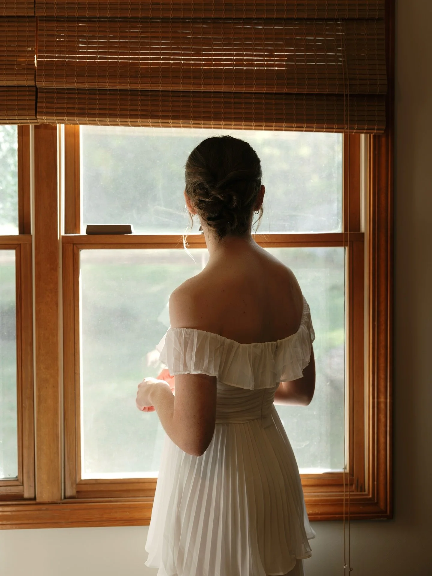 Kelli&rsquo;s mom and sister helped her get ready for the wedding day in their childhood home.

It was a perfectly unhurried, overcast morning filled with meaningful family details and a sweet first look with her dad on the back patio 💛

I loved eve