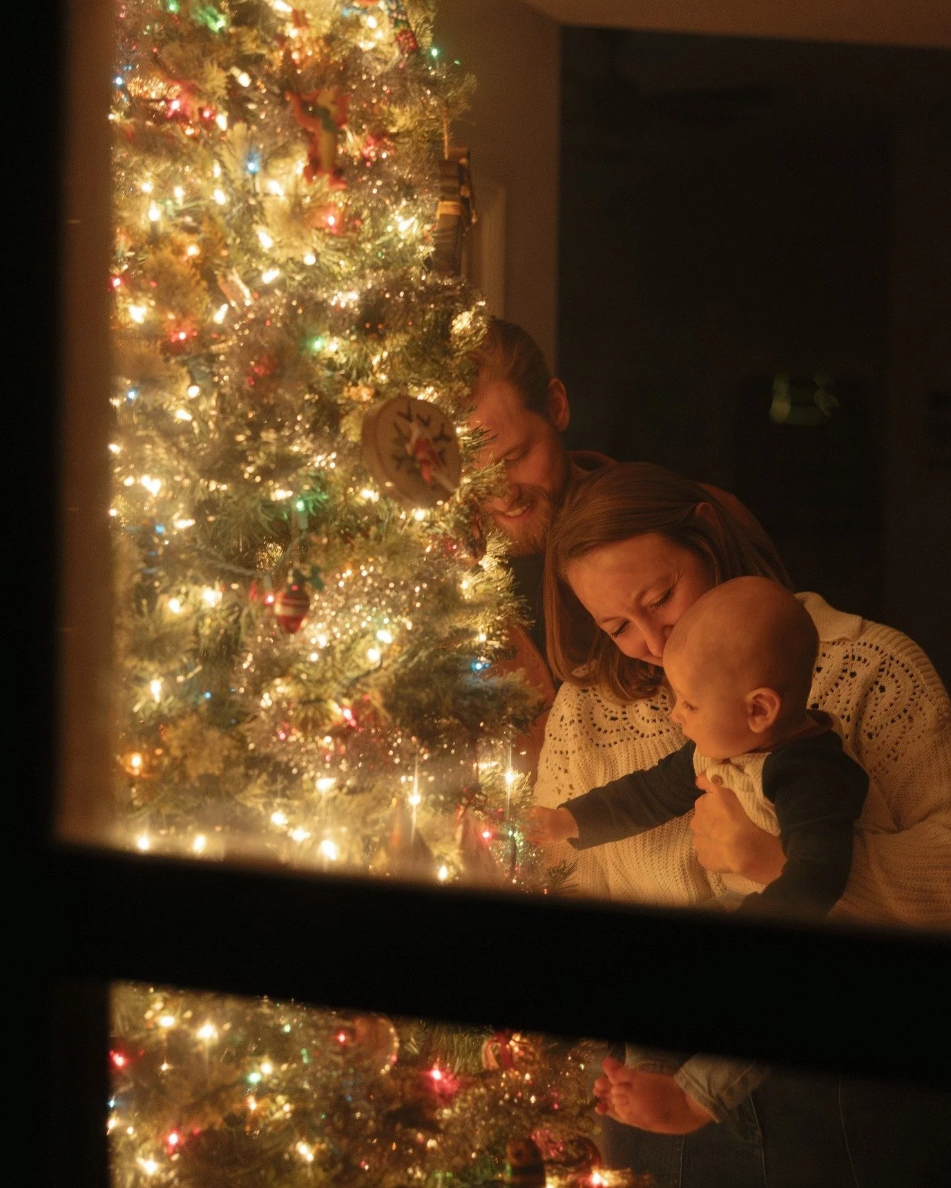 Christmas may be over, but I couldn't not share a few favorites from this cozy at-home session 🎄

There's something so special about documenting families right in their own space, doing the things they actually love. No stiff poses, no studio backdr