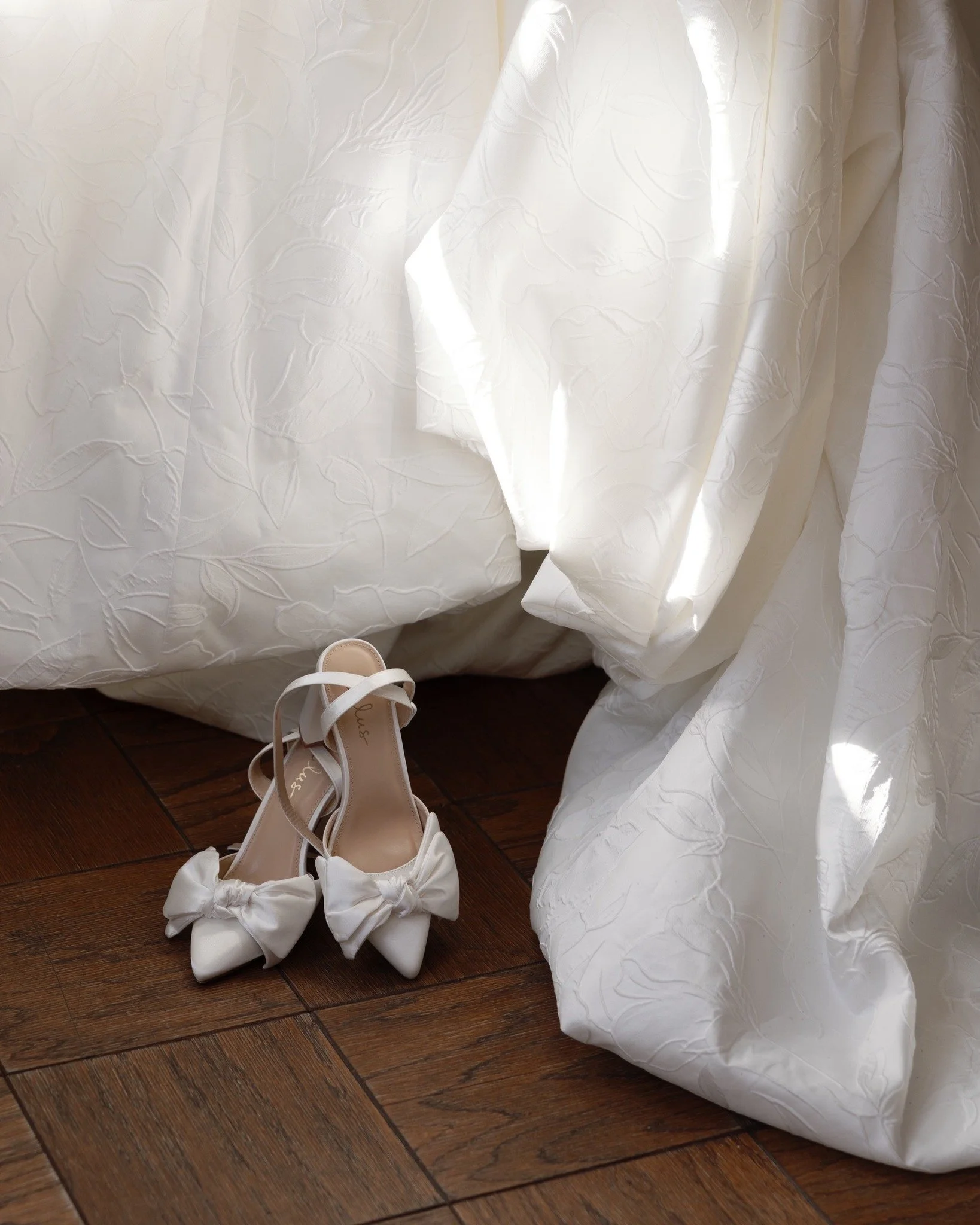 The quiet before the celebration 💕 There's something so special about the morning of your wedding. The anticipation, the excitement, and the calm before everything begins. 

#stlweddingphotographer #missouriweddingphotographer #stlouisweddingphotogr