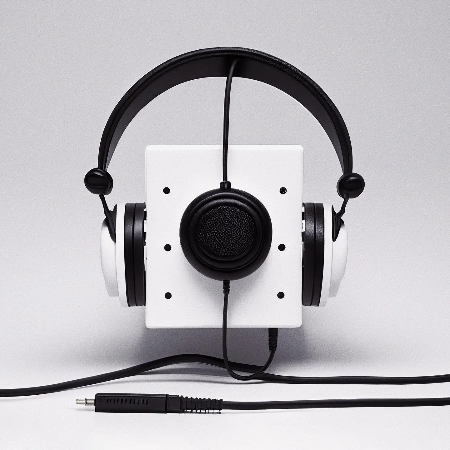 Unknown Headphone 🎧

#ai
#keyshotdreams
#conceptdesign
#designinspiration 
#future
#futuredesign 
#id
#industrialdesign
#cmfdesign 
#midjourney 
#designexploration 
#retro