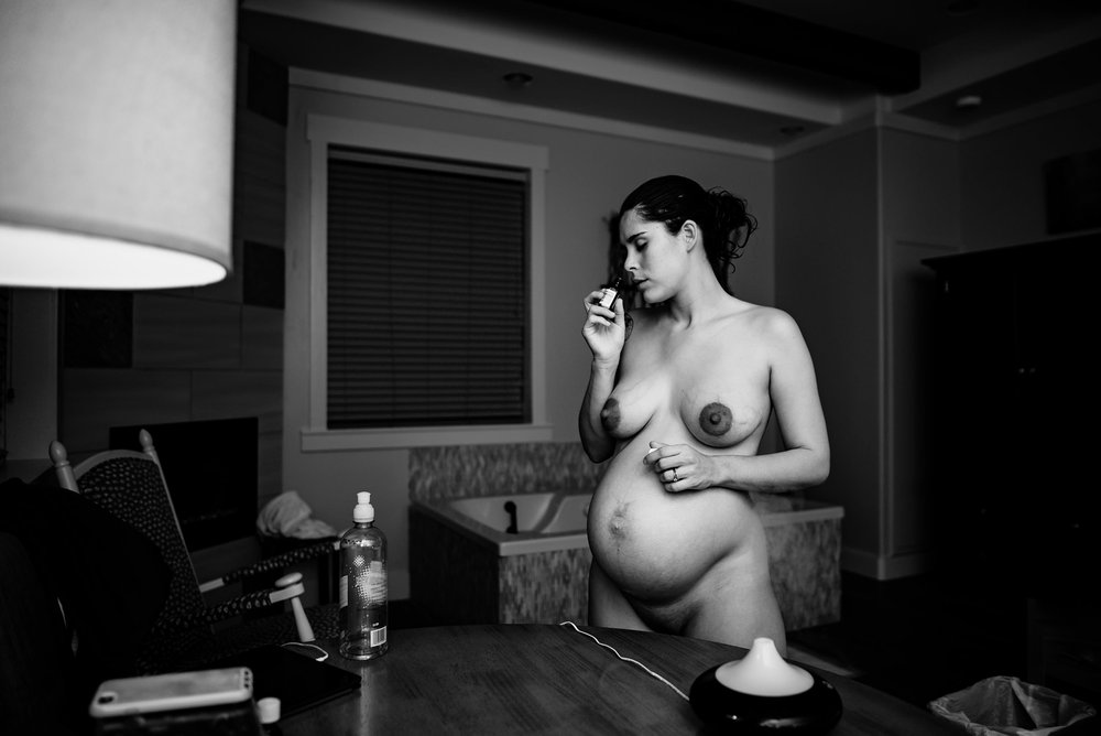 5 smelling peppermint oil during labor and delivery austin photographer.jpg