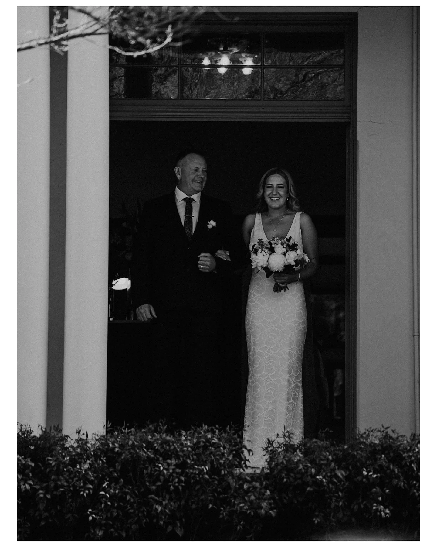 Black and white moment for this beautiful day 🫶✨
Venue @peppers_manorhouse 
Hair @_hairbymon 
Makeup @phb.hairandmakeupartistry 
Florals @theredpoppyflorist 
Dress @grace_loves_lace