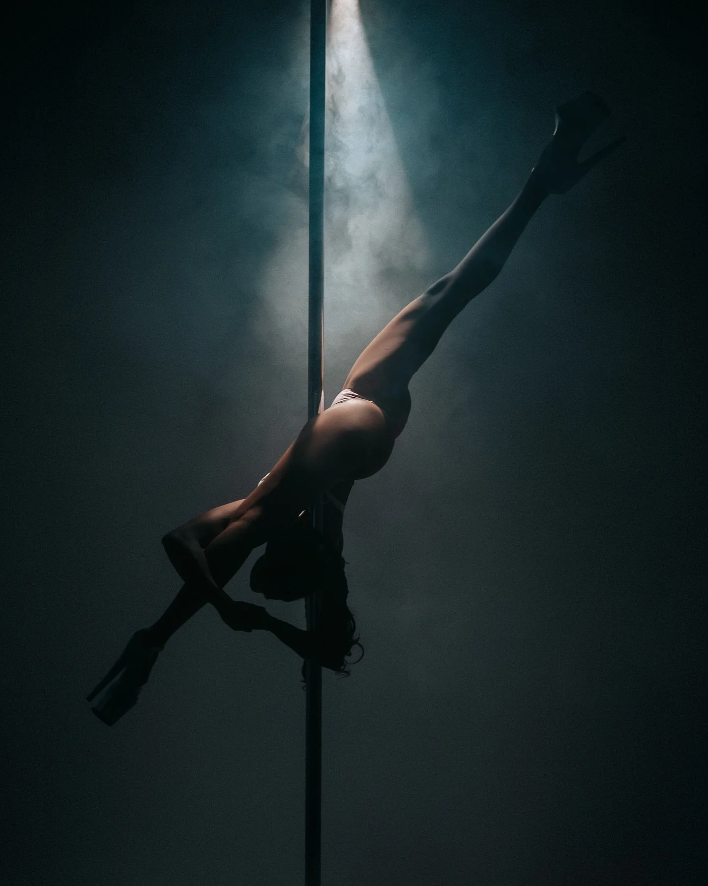 ✨🦵🏽✨

.

📸 @kaylens_ca 
📍 @vznstudios_ 

.

#torontodancers #torontocircus #circusartist #poledance