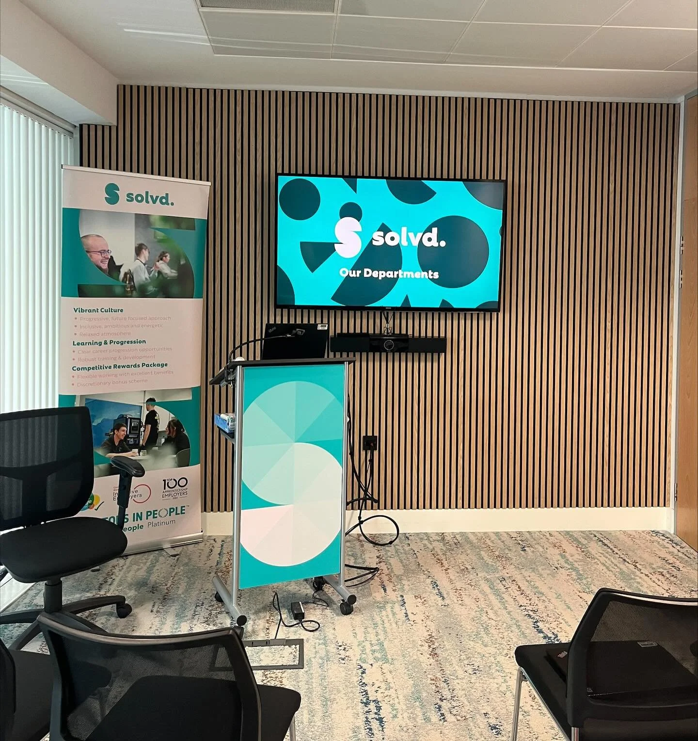 π©π»‍π«π« Last week, we had the pleasure of welcoming a group of enthusiastic pupils from St Mungo’s Academy to our office. Giving them a behind-the-scenes look at what we do here at Solvd.
We shed light on our departments and roles we hav