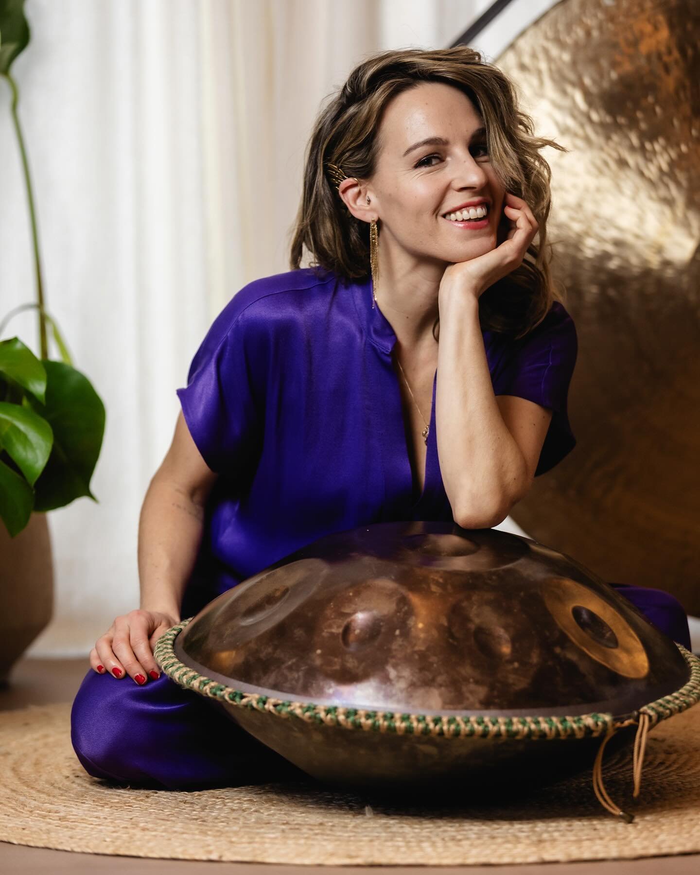 Deze maand, 26 april, komt er weer een nieuw Nederlandstalig Handpan liedje uit! 🌸💫🤍

📸: @nienke_in_beeld 

#muziek #handpan #wandelnaarmezelf #klankreizen #krystl #gong #nederlandstalig #april #maanhuis #koedijk #soundhealing #soundsessie