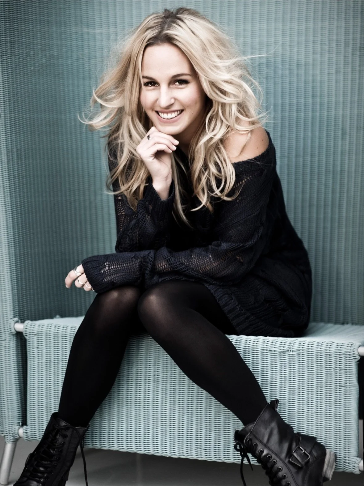 💫 Wowie.. vandaag is het gewoon 15 jaar geleden dat mijn allereerste single GOLDEN DAYS uitkwam! 😍
Zo&rsquo;n spannende tijd, zoveel moois beleefd 🙏 
Bijzonder om daar op terug te kijken.
Deze foto&rsquo;s zijn van m&rsquo;n eerste echte fotoshoot