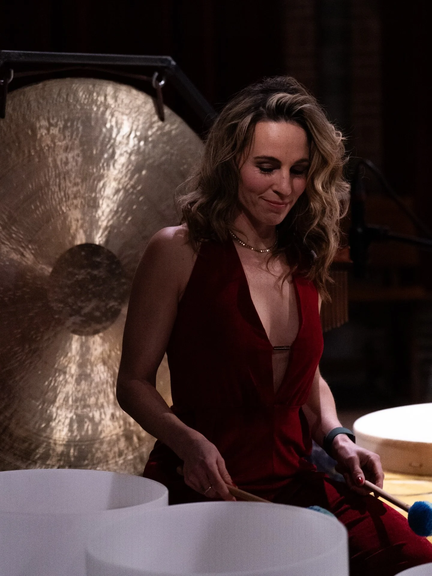 Gisteren twee uitverkochte Klankreizen @ De Vondelkerk, Amsterdam! Zo mooi om dit jaar hier weer af te mogen sluiten 🙏 
Dank aan iedereen die er was! 🫶❤️
&Eacute;nnn.. een DIEPE dank aan Kobus &amp; Ferry die de Klankreizen aanvulden met hun magic 