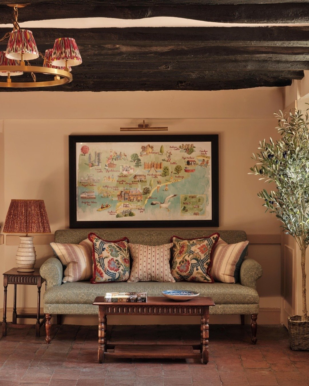 Reception details at the @alfristonsouthdowns - the most beautiful English country hotel situated in the heart of the South Downs National Park. This was a joy to work on and we were so happy to be able to really go for it with colour and pattern!

P