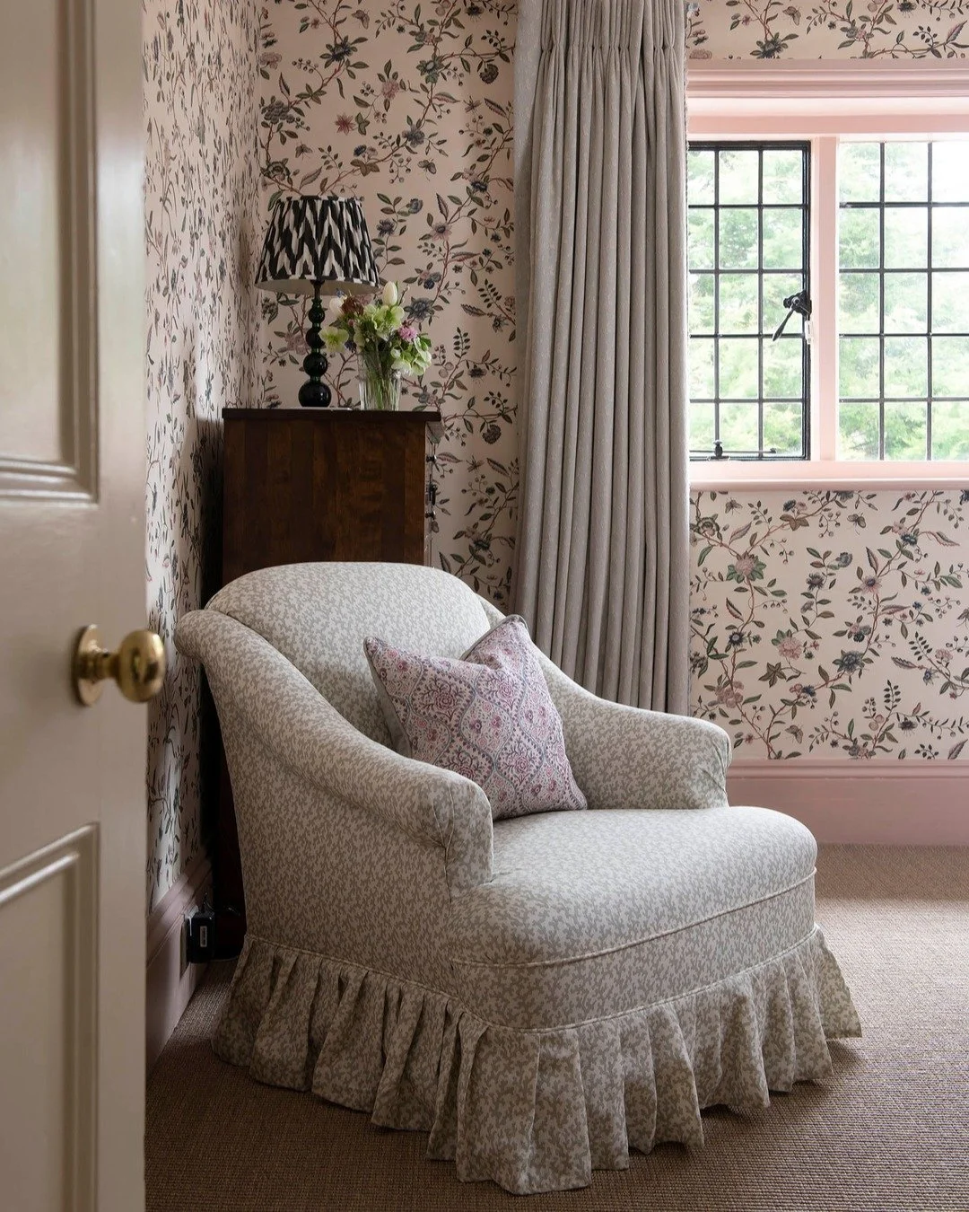 Some very favourite corners of our Country House project in Surrey. One of our earlier projects, but still timeless, functional and most importantly full of colour and personality (we hope you think so too!)

-

#interiordecor #englishinteriors #engl