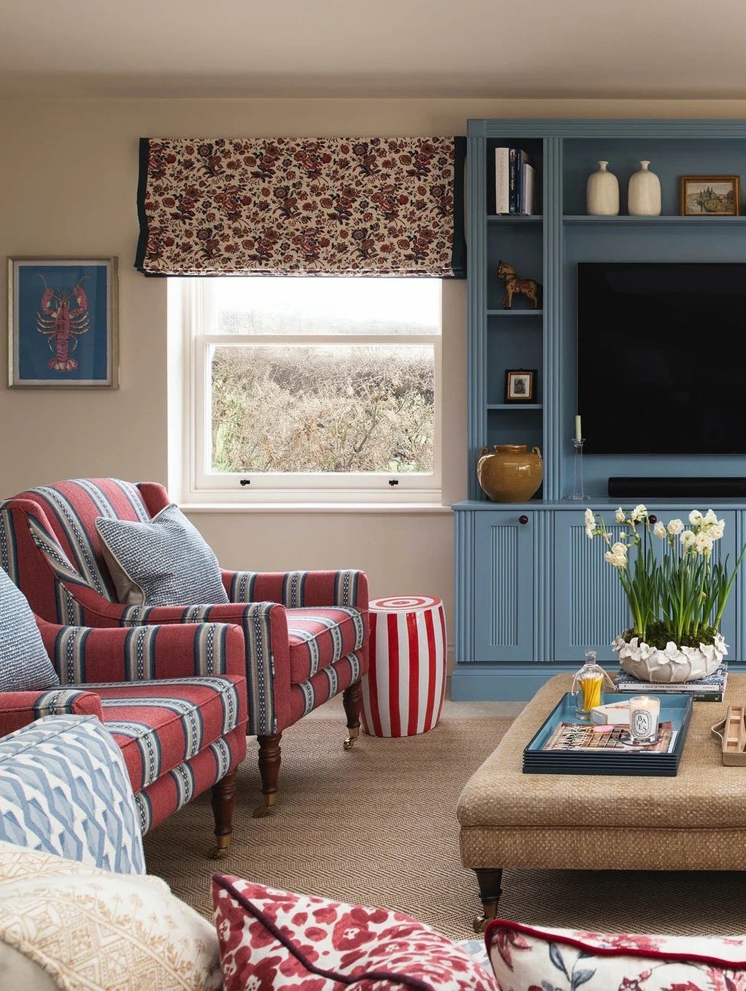 The sitting room in one of our most recent residential projects 💙 Our clients wanted colour, fun and personality in this extension (which could have easily been a boring white box) , and we hope we've delivered on that brief!

Photos by @tomstaubynp