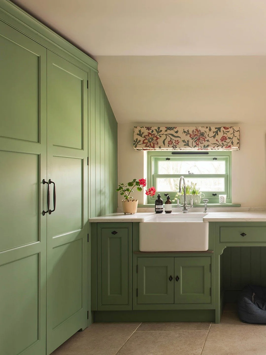 A newly built boot room with joinery painted in @farrowandball Breakfast Room Green created as part of an extension in our recent Hampshire family home project 💚

We used one of our favourite @octaviadickinson fabrics on the bench cushion called 'Os
