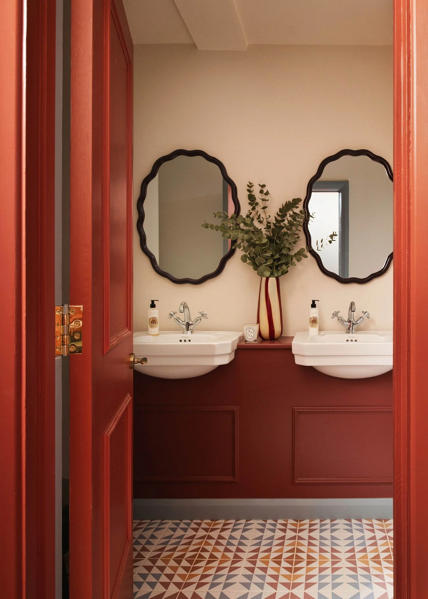 A bathroom at one of the family rooms at the @alfristonsouthdowns. We loved working with these @bertandmay Majadas ceramic tiles, so bold and fun.

Photo by @tomstaubynphotography

-

#bathroom #familybathroom #hisnherssink #basin #doublebasin #doubl