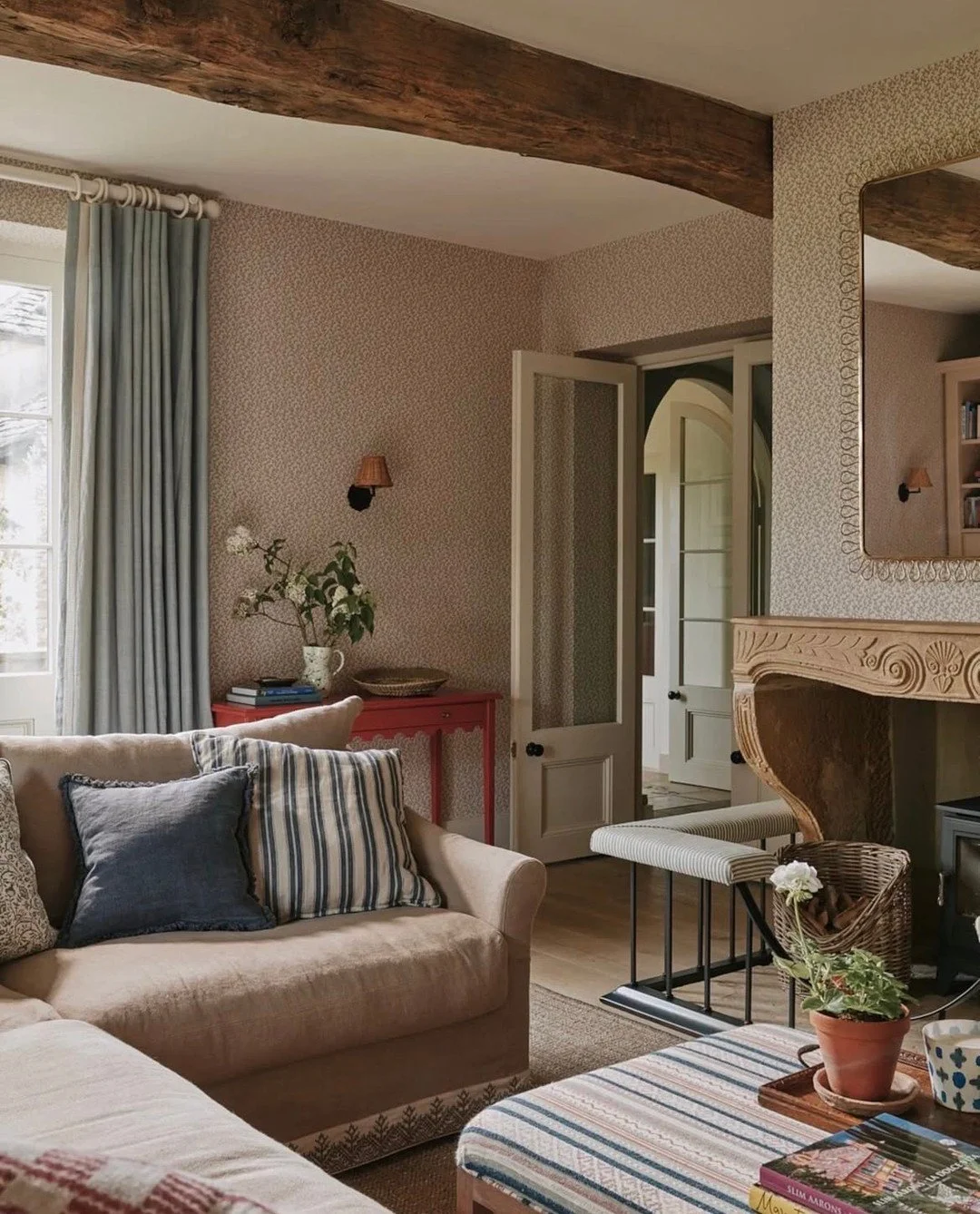 A joy to see our Turkish Console Table used in a beautiful home in the Cotswolds designed by @simshilditch.
Featured recently in @houseandgardenuk and photographed by @horwoodphoto ❤️

-
#sittingroom #drawingroom #turkishconsoletable #consoletable #i