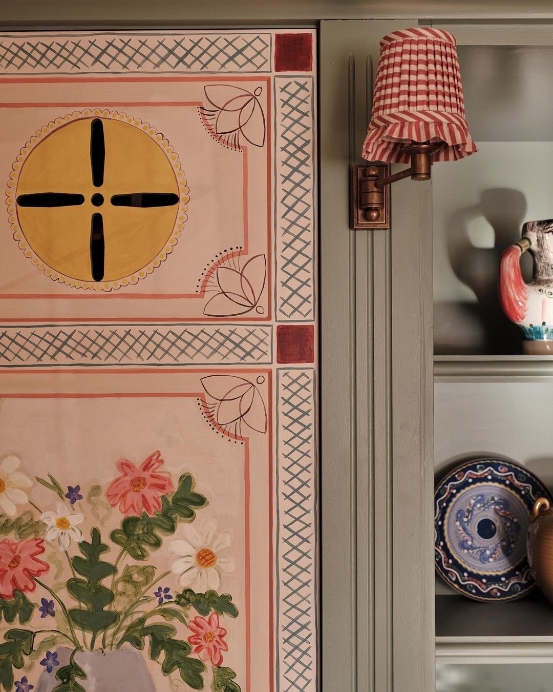 Hand painted details at the @alfristonsouthdowns - a wonderful country hotel nestled in the South Down National Park that we worked on last year. 
⠀⠀⠀⠀⠀⠀⠀⠀⠀
Florence and Martha worked tirelessly hand painting the Orangery and the reception joinery. O