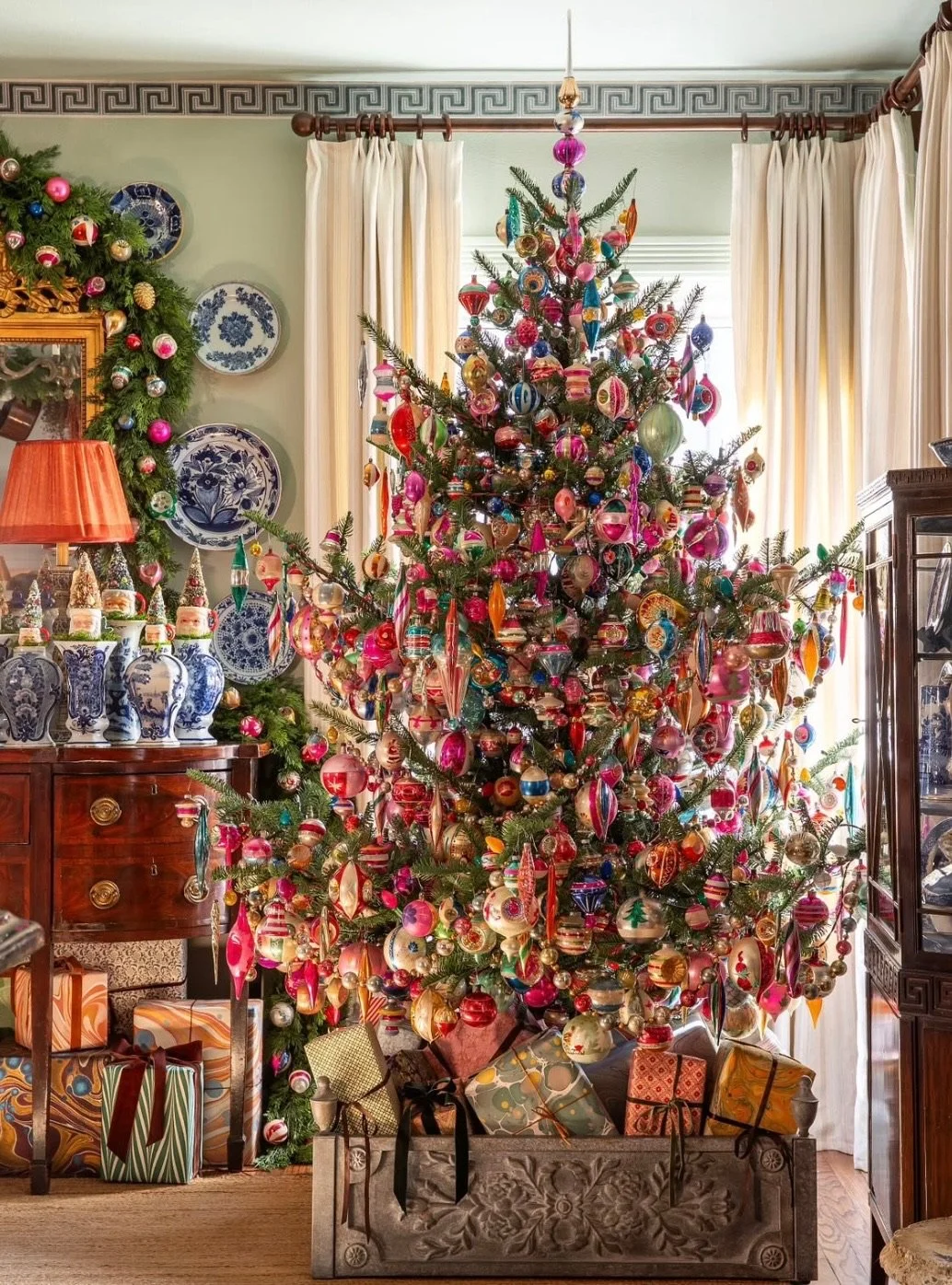 Some amazing Christmas tree and garland inspiration this year - notably from:
1 &amp; 2.  @vintageholiday - love the dried orange and popcorn garlands 🍊
3 &amp; 4. @ashtonscottage beautiful Scandivanian inspired tree with handmade candles 🕯
5. @ali