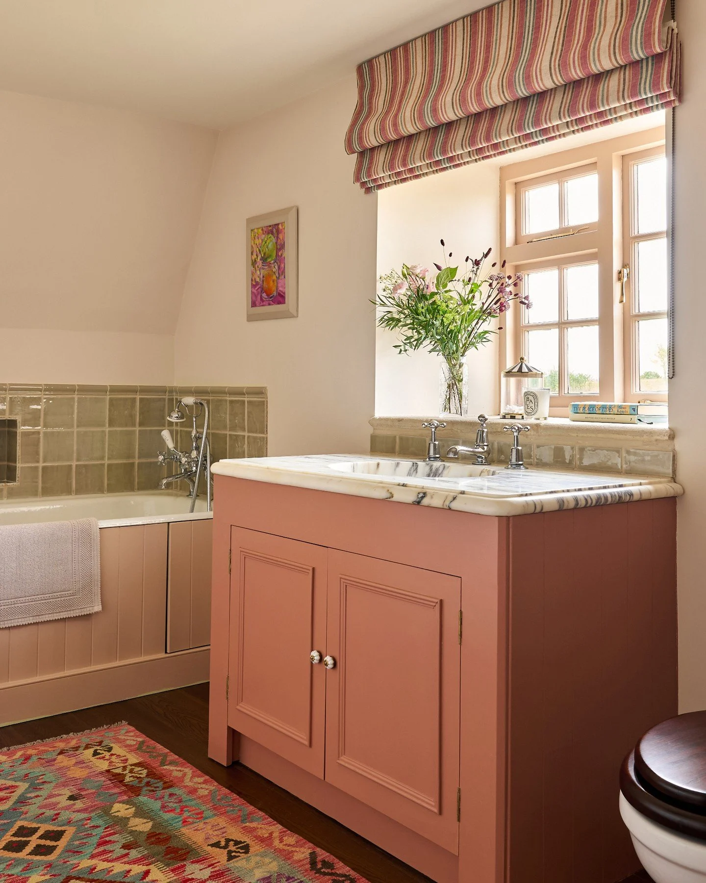 The family attic bathroom in our Cotswolds project, refreshed with new tiles, paint and blinds to create a warm, colourful space for bath time 💛

Photo by @mickgarlickdesign

-

#bathroom #familybathrooms #childrensbathroom #vanity #marblevanity #pa