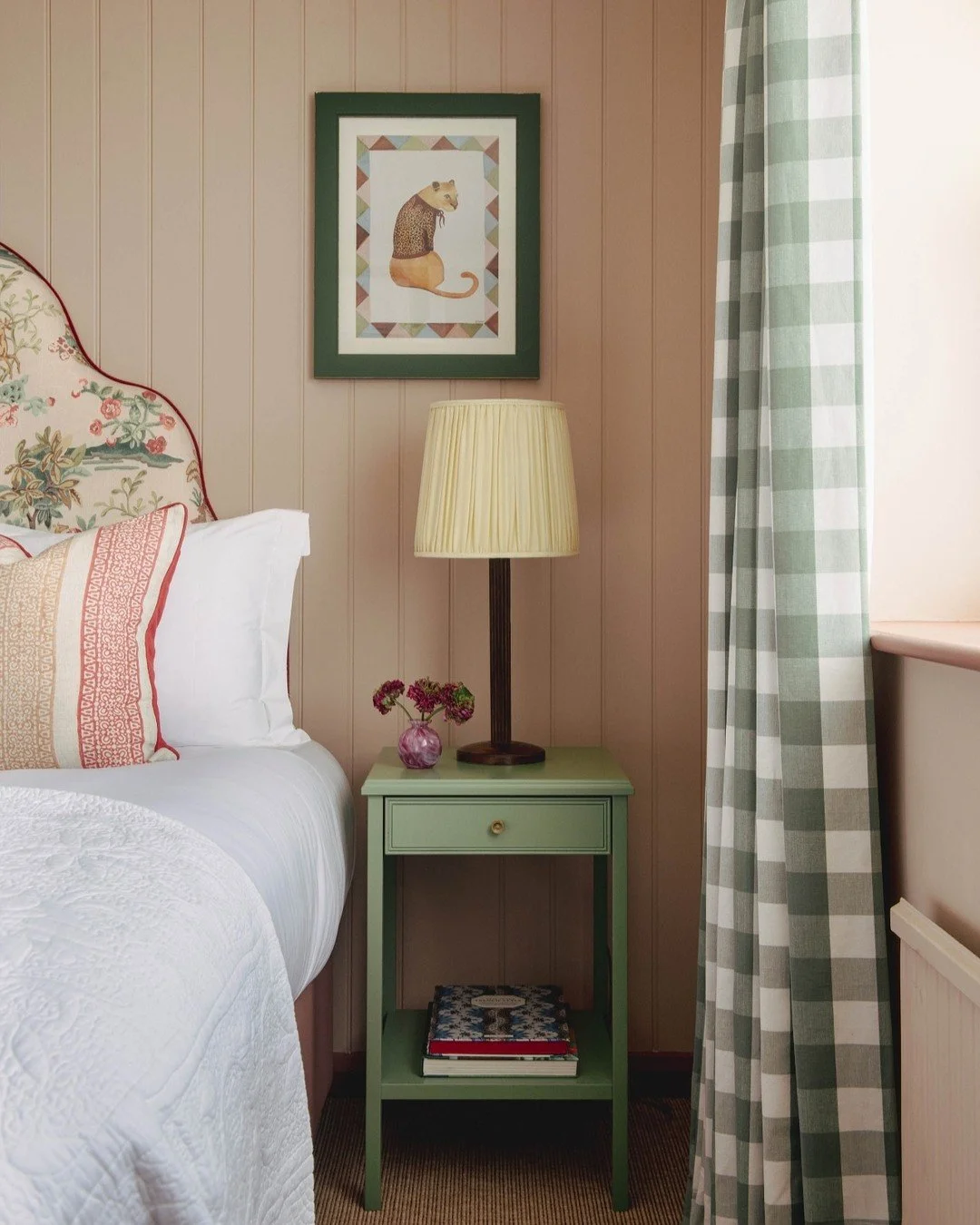 One of the dreamy bedrooms at the @alfristonsouthdowns hotel which we designed last year! Featuring panelling on the walls, bespoke GWD bedside tables and artwork by @tillylockart 💕

Photo by @tomstaubynphotography

-

#alfristonsouthdowns #thealfri