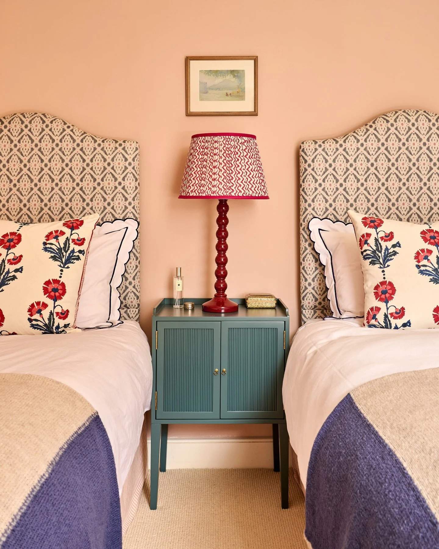 A cosy twin bedroom in our Cotswolds Country House project - walls washed in pink and pulling in reds and blues in the soft furnishings and upholstery - we loved putting this one together 💕
⠀⠀⠀⠀⠀⠀⠀⠀⠀
Featuring our fluted side table painted in Raith.