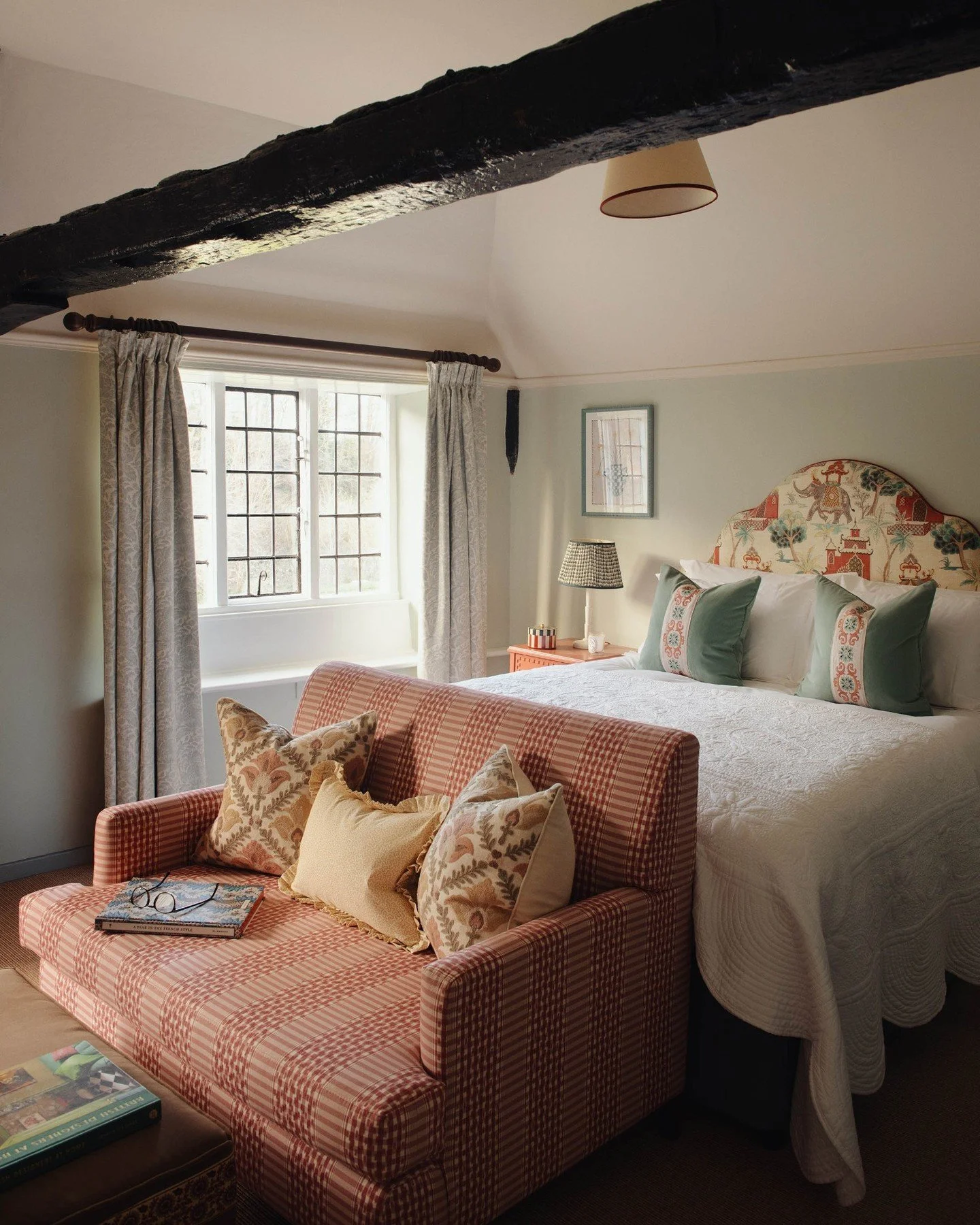 One of the bedrooms in the older part of the hotel this room has so much charm with original beams and lead panelled windows that look out over the hotel's croquet lawn.

We love the @gpjbaker elephant fabric paired with @colefaxandfowler on the sofa