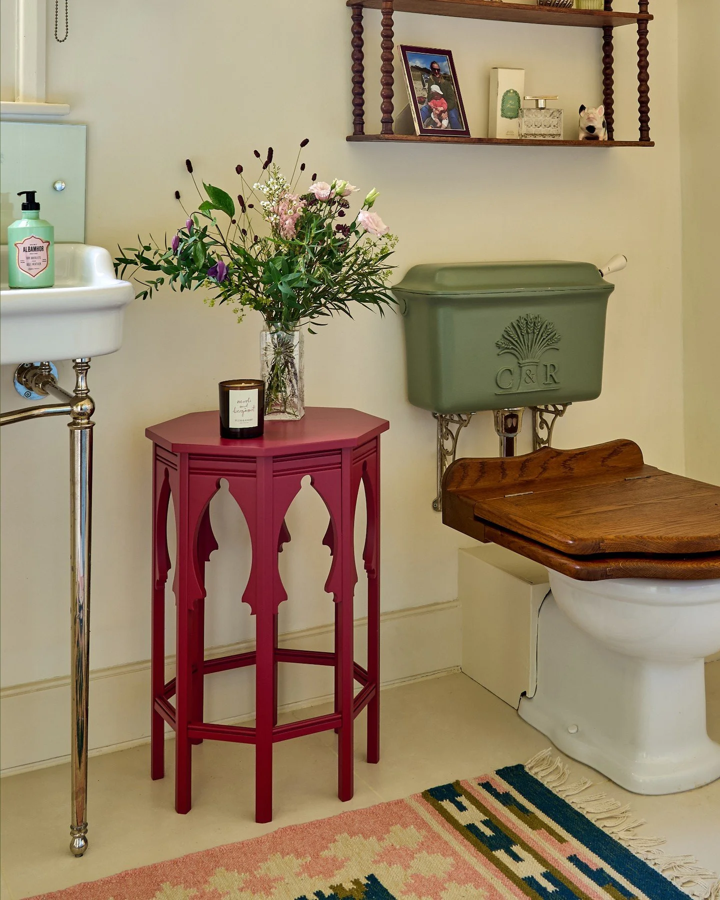 Our Turkish Side Table painted in 'Cranachan' looking lovely in the family bathroom in our recent Cotswolds project!

Photos by @mikegarlickdesign

-

#familybathroom #turkishsidetable #gwdfurniture #madeinengland #englishinteriors