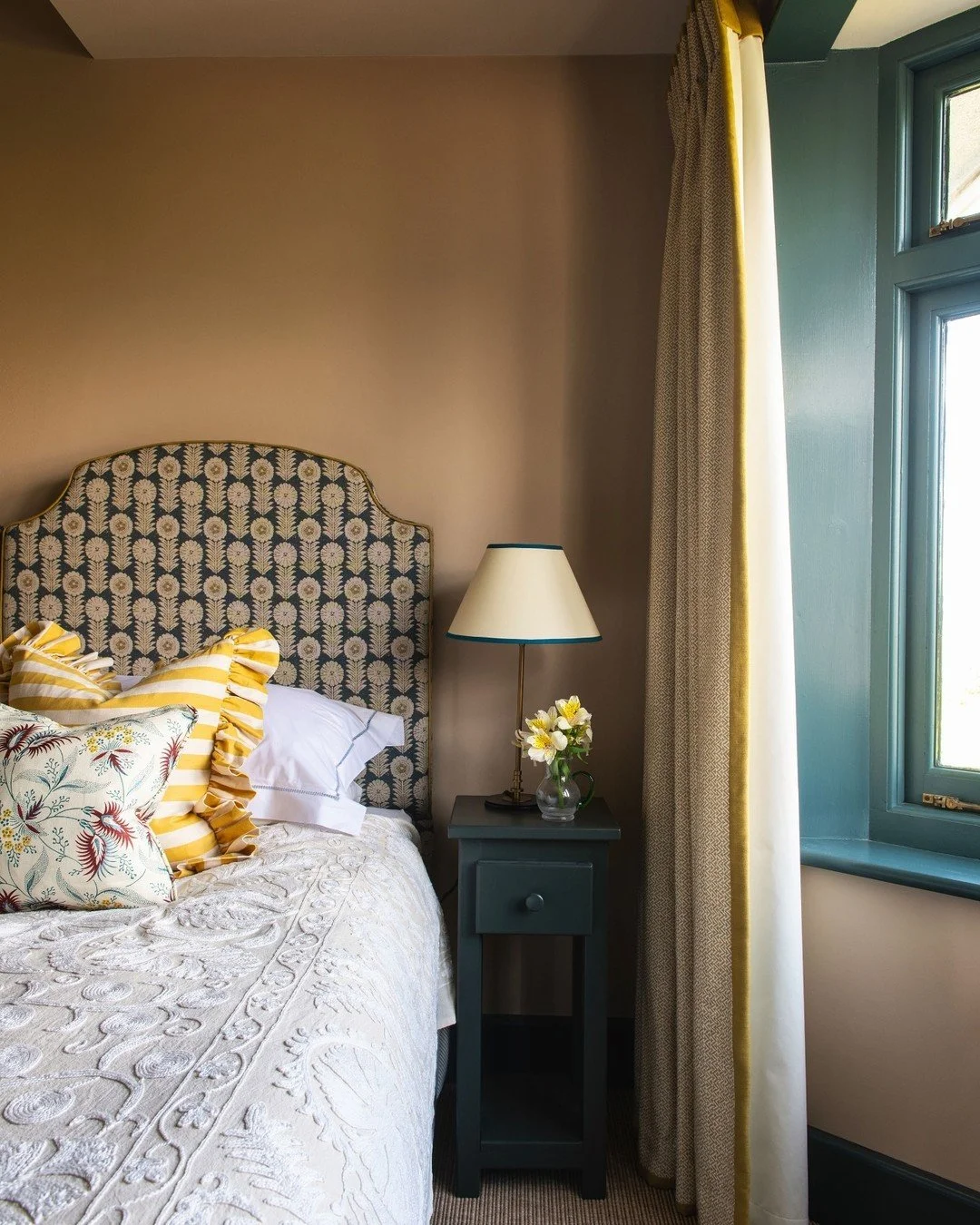 A twin room in our Beach House project 🌊 A very fun project to work on, we loved working with the existing antique ship's wheel in the bay window, which makes it feel like being on a boat and sailing towards the sunset! The walls are painted in @edw