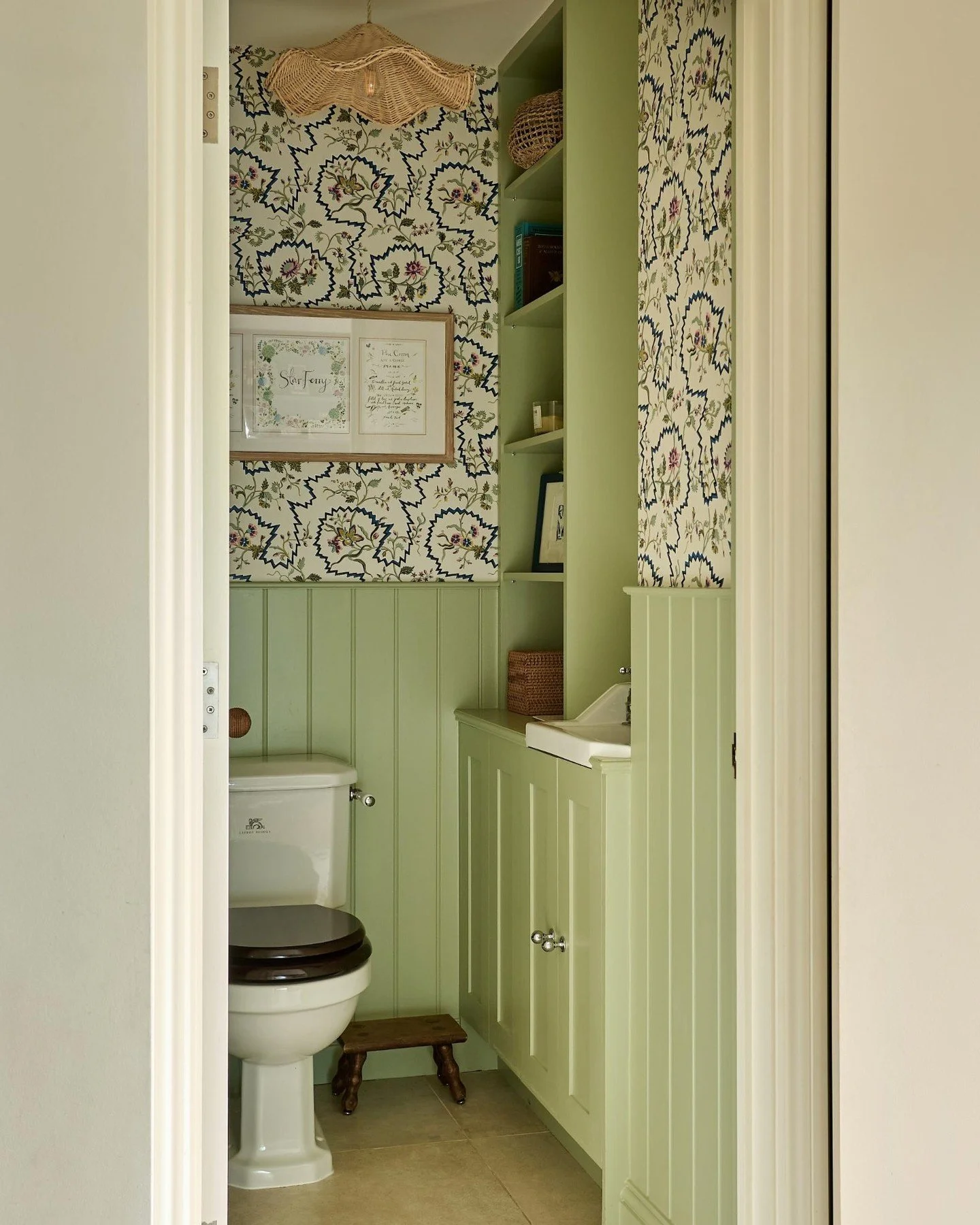 We were very excited to use one of our favourite 'La Pannonie' wallpaper by @lamaisonpierrefrey in this downstairs loo in our London townhouse project! We added bespoke joinery and painted it in an uplifting pistachio green - it's always fun to be a 