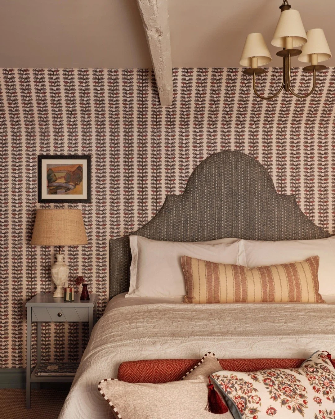 The Gyles Suite at the @alfrsitonsouthdowns - featuring the most fabulous 'Quercus' oak leaf wallpaper by @studiohumbug - a real favourite of ours, and such fun to use in this project!

Photos by @astridtemplier

-

#windowseat #roomwithaview #alfris